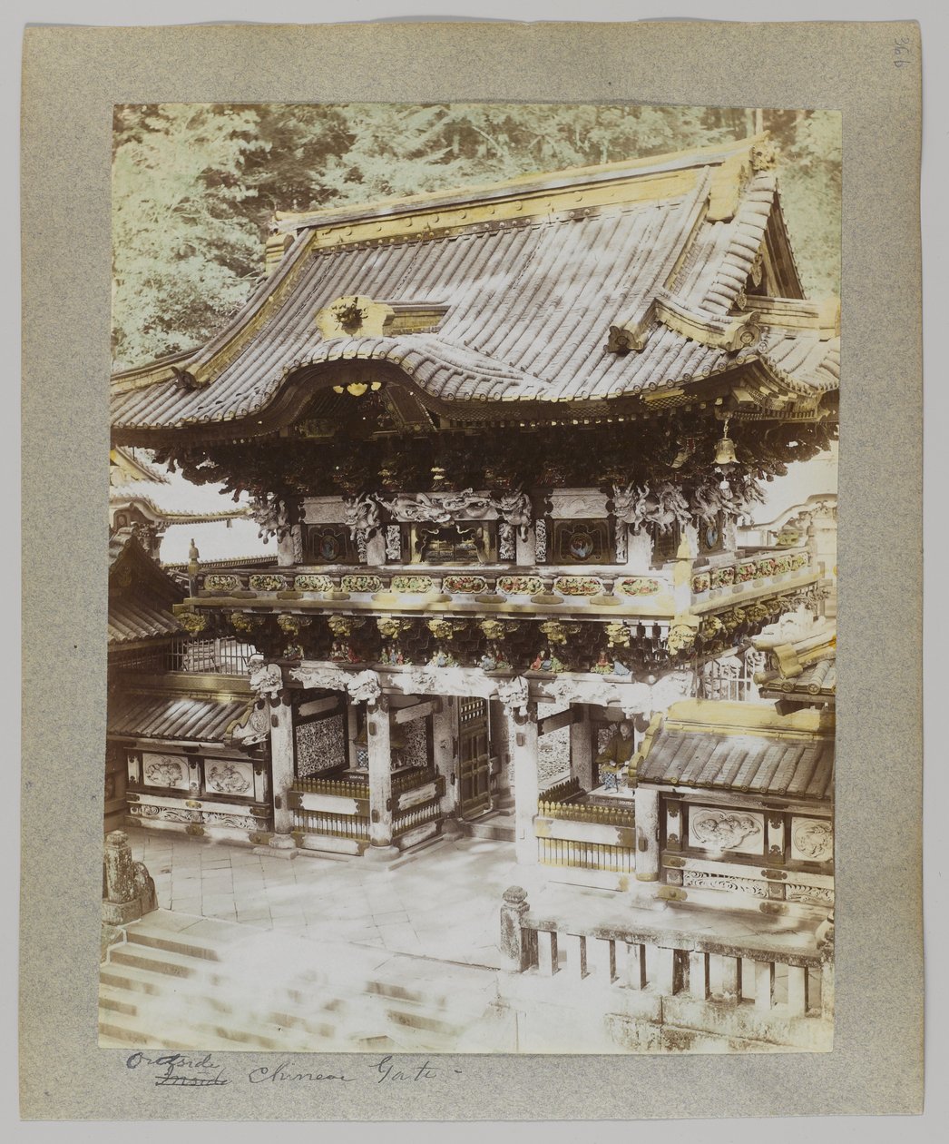 Uden for den kinesiske port, Tōshō-gū, Nikko, Japan (håndfarvet sort/hvid foto) af Japanese Photographer