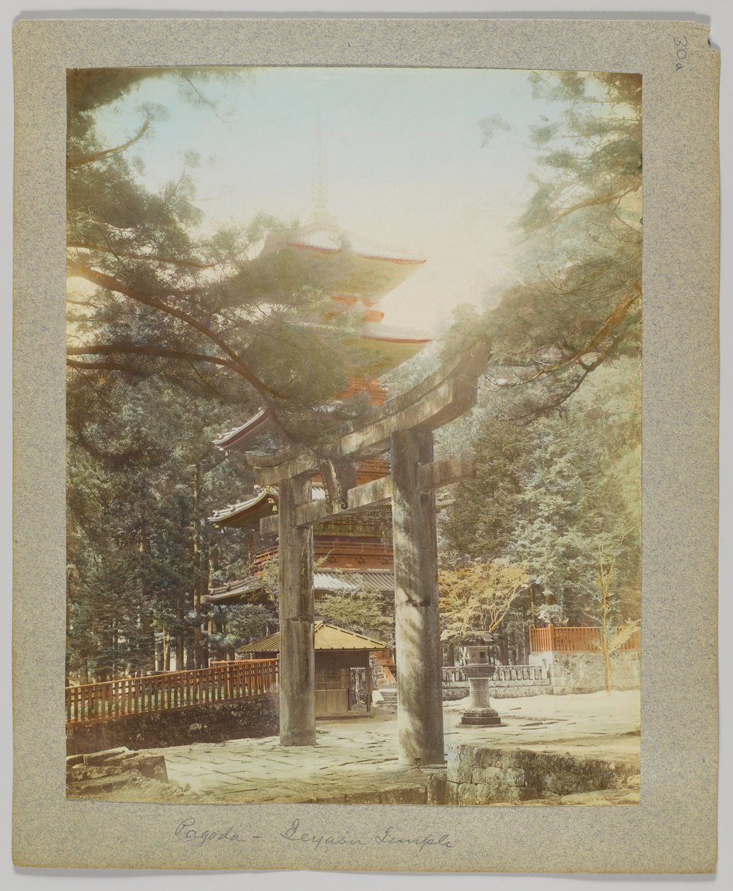 Pagoda ved Tōshō-gū, Nikko, Japan (håndfarvet sort/hvid foto) af Japanese Photographer