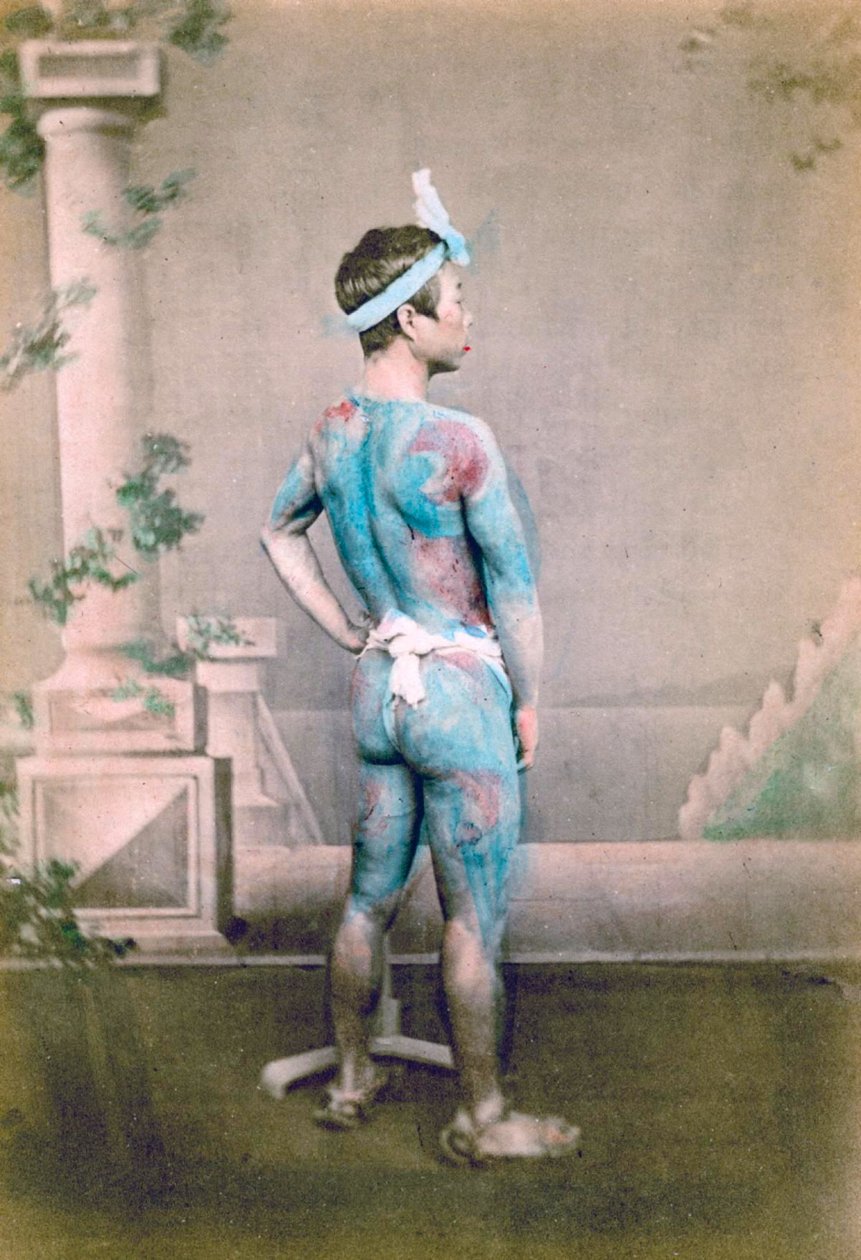 Portræt af en brudgom med traditionelle japanske Irezumi-tatoveringer, ca. 1882 (håndfarvet albuminfoto) af Japanese Photographer