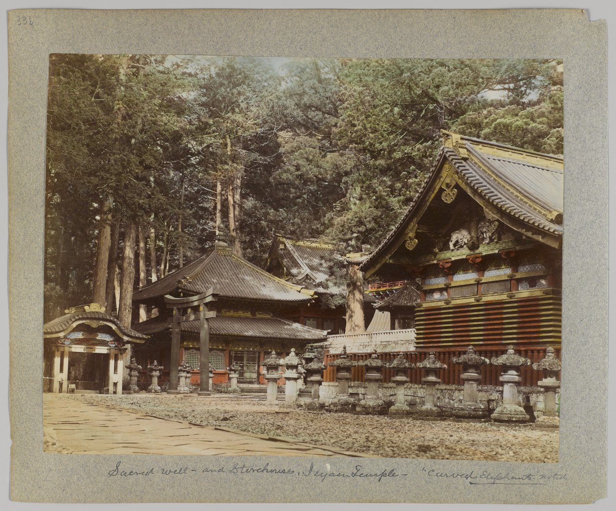 Hellig brønd og forrådshuse, Tōshō-gū, Nikko, Japan (håndfarvet sort/hvid foto) af Japanese Photographer
