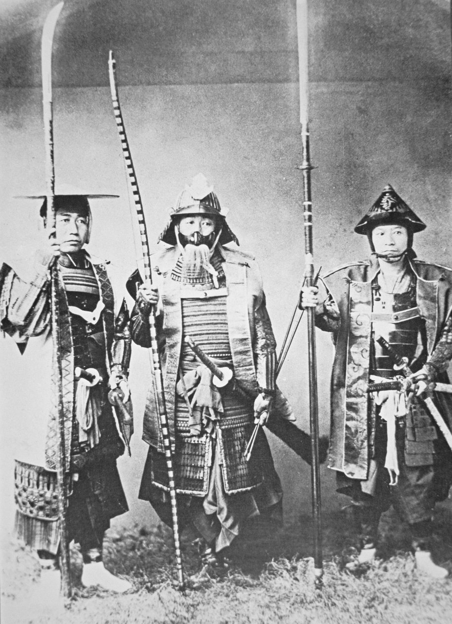Samurai fra det gamle Japan bevæbnet med lang bue, stangarme og sværd (s/h foto) af Japanese Photographer