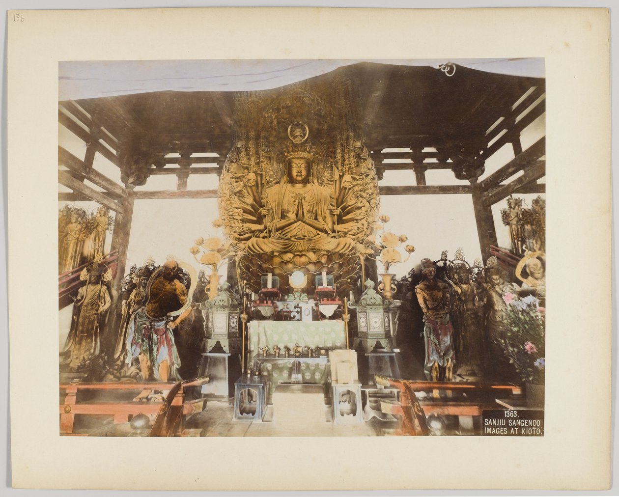 Sanjiu Sangendo billeder i Kyoto, Japan (håndfarvet sort/hvid foto) af Japanese Photographer