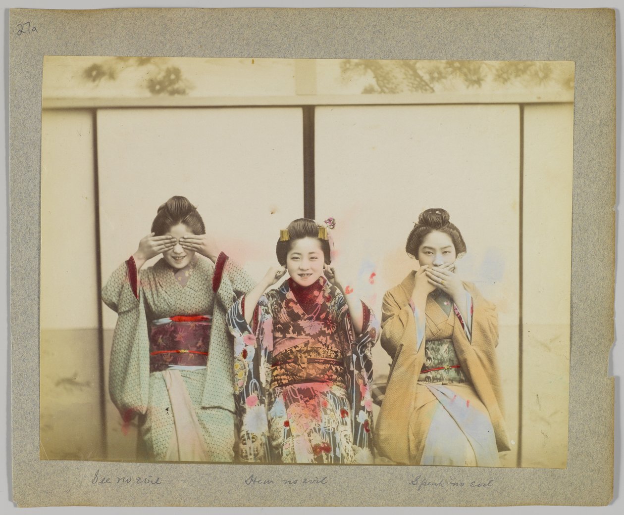 Se intet ondt, hør intet ondt, tal ikke ondt (håndfarvet sort/hvid foto) af Japanese Photographer