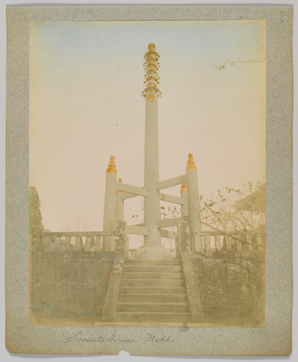 Sorento Tower, Nikko, Japan (håndfarvet sort/hvid foto) af Japanese Photographer