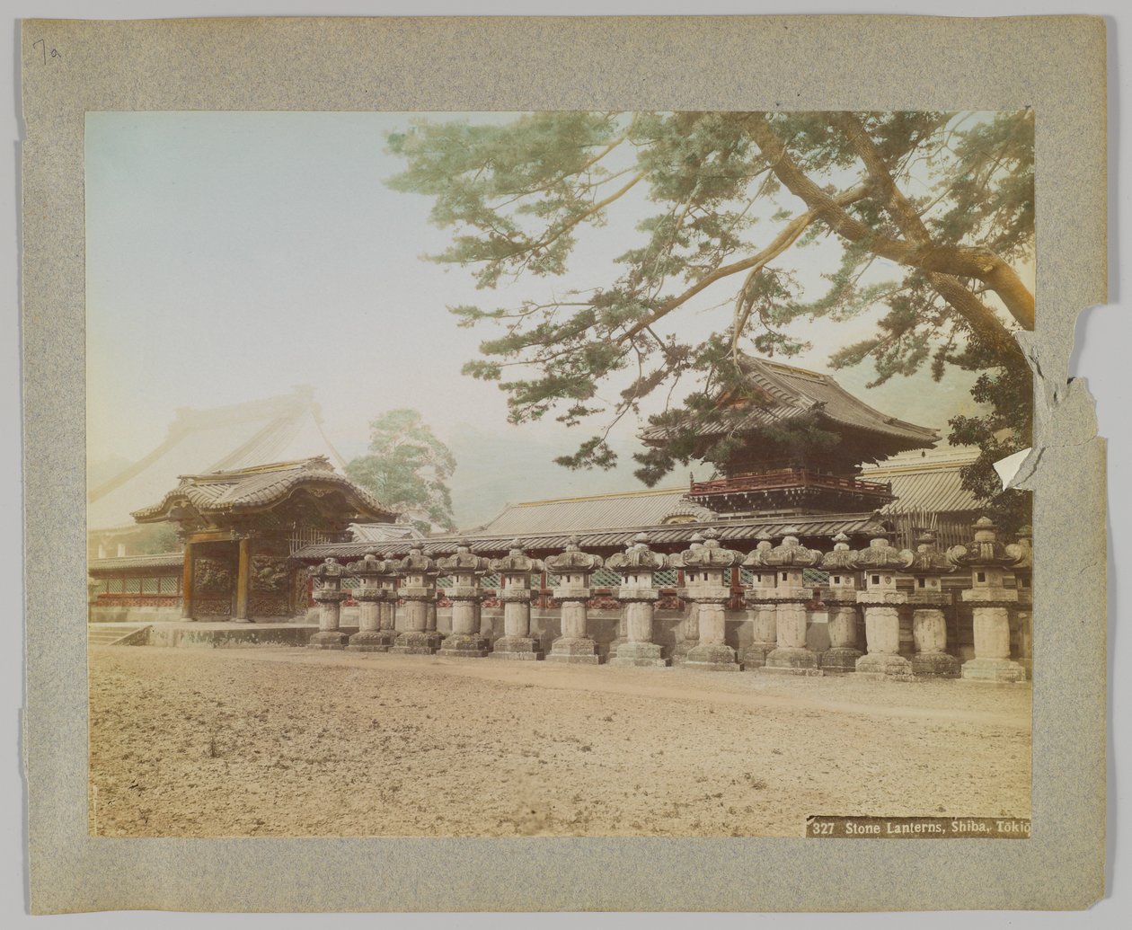 Stenlanterner uden for et tempel, Shiba Park, Tokyo, Japan (håndfarvet sort/hvid foto) af Japanese Photographer
