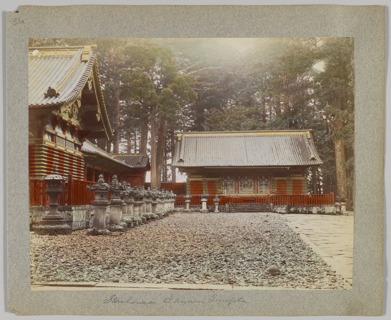 Butikshuse i Tōshō-gū, Nikko, Japan (håndfarvet sort/hvid foto) af Japanese Photographer