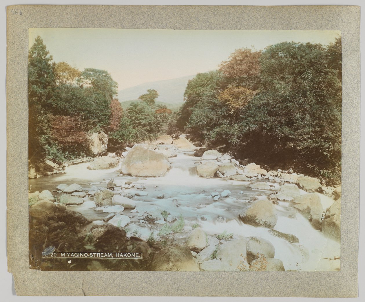 Stream ved Miyagino, Hakone, Kanagawa-præfekturet, Japan (håndfarvet sort/hvid-foto) af Japanese Photographer