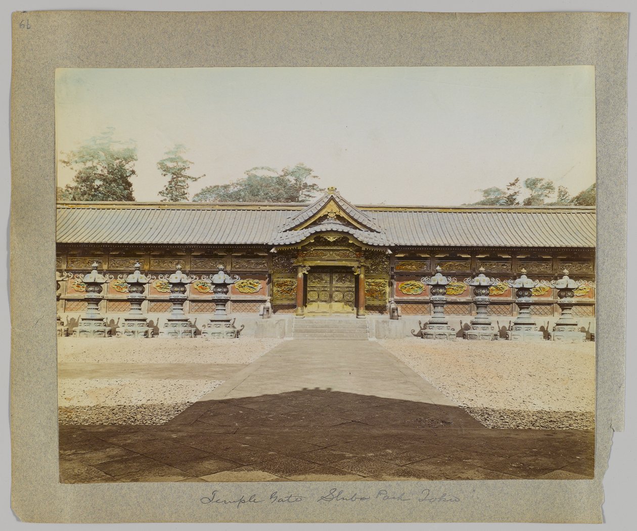 Temple Gate, Shiba Park, Tokyo, Japan (håndfarvet sort/hvid foto) af Japanese Photographer