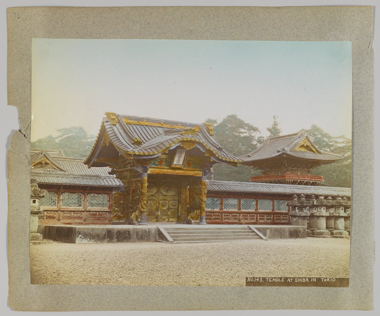 Tempel i Shiba Park, Tokyo, Japan (håndfarvet sort/hvid foto) af Japanese Photographer