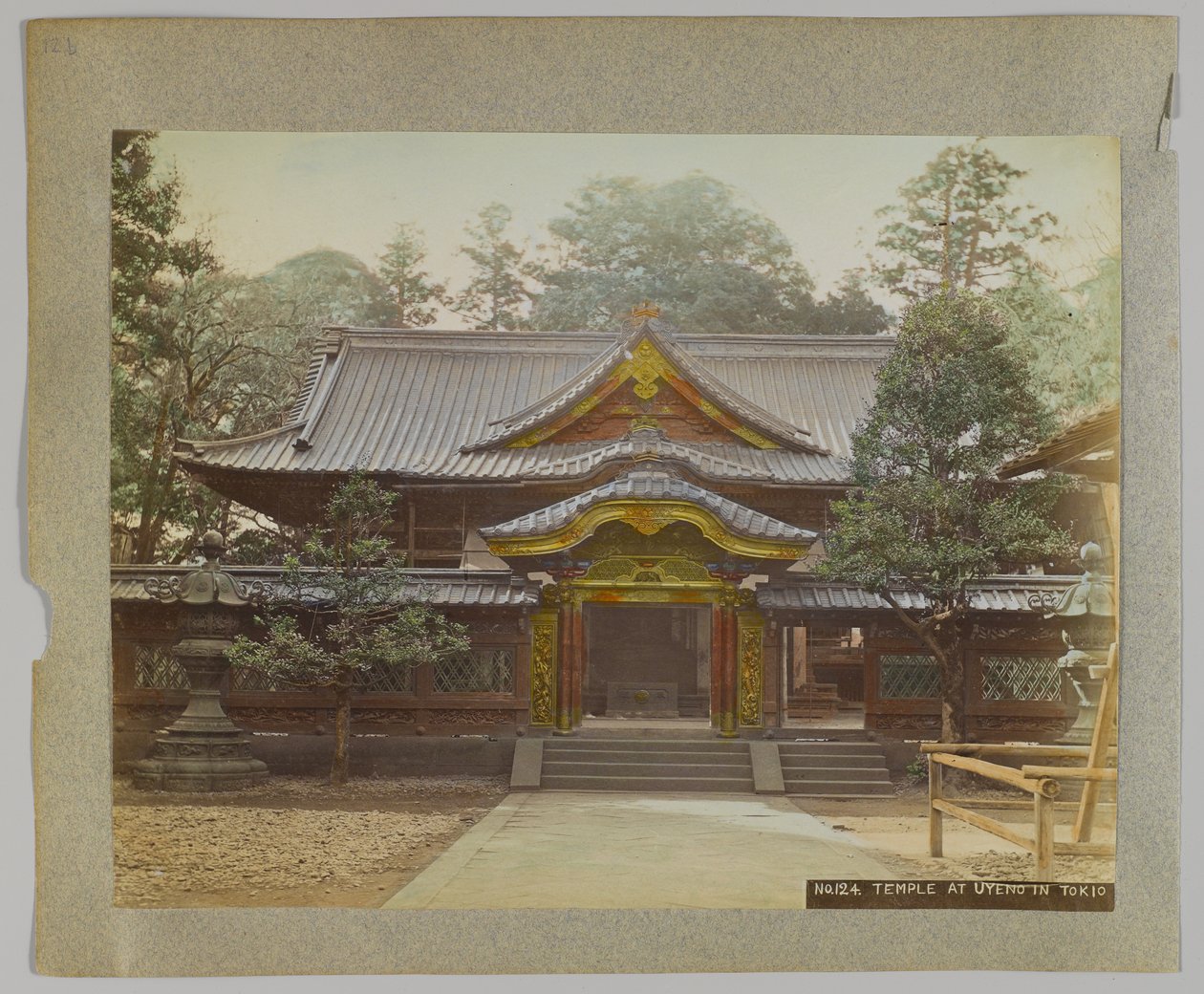 Templet i Uyeno, Tokyo, Japan (håndfarvet sort/hvid foto) af Japanese Photographer