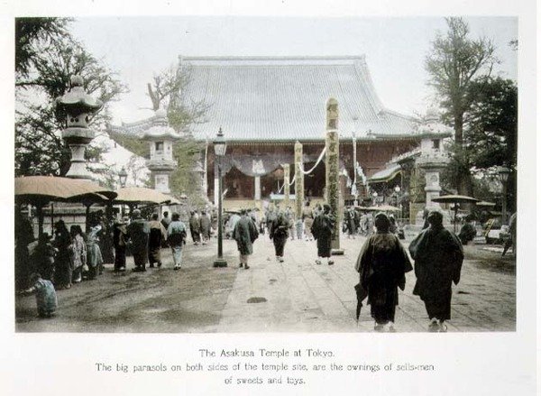 Asakusa-templet i Tokyo, ca. 1880 (håndkoloreret albumenprint på kort) af Japanese Photographer