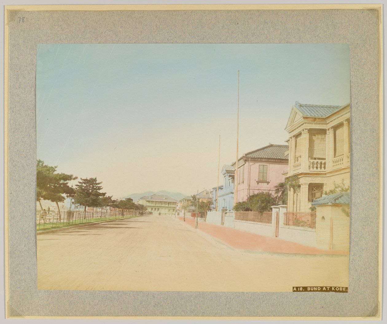 The Bund, Kobe, Japan (håndfarvet sort/hvid foto) af Japanese Photographer