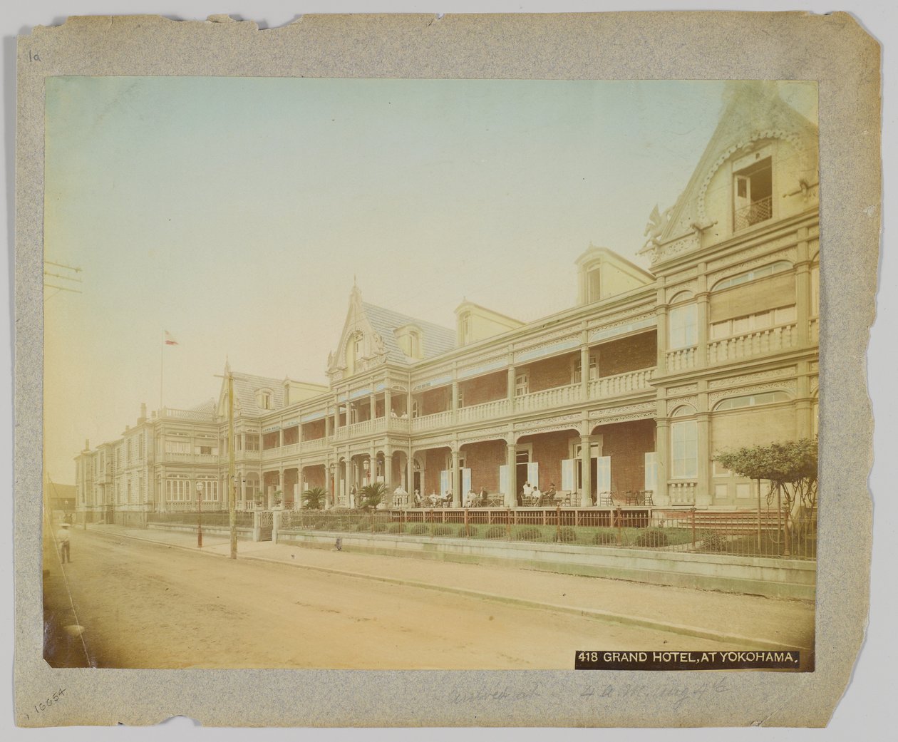The Grand Hotel i Yokohama, Japan (håndfarvet sort/hvid foto) af Japanese Photographer
