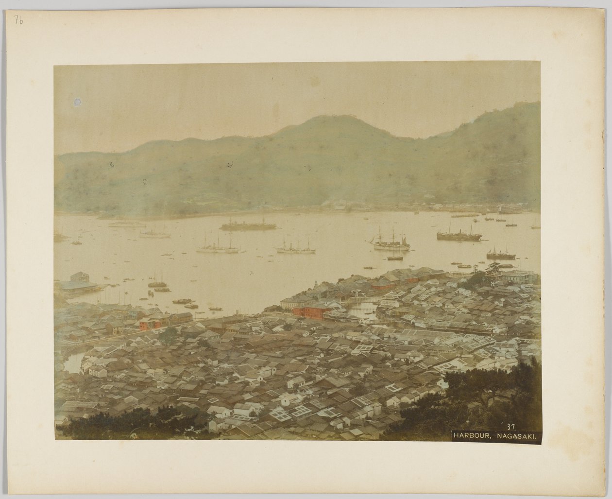 Havnen i Nagasaki, Japan (håndfarvet sort/hvid foto) af Japanese Photographer