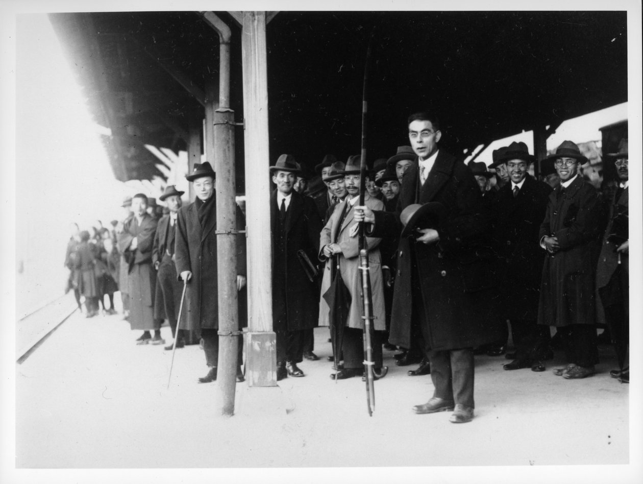 Rev. Richards holder bue og forlod Yamaguchi Station i 1927 af Japanese Photographer
