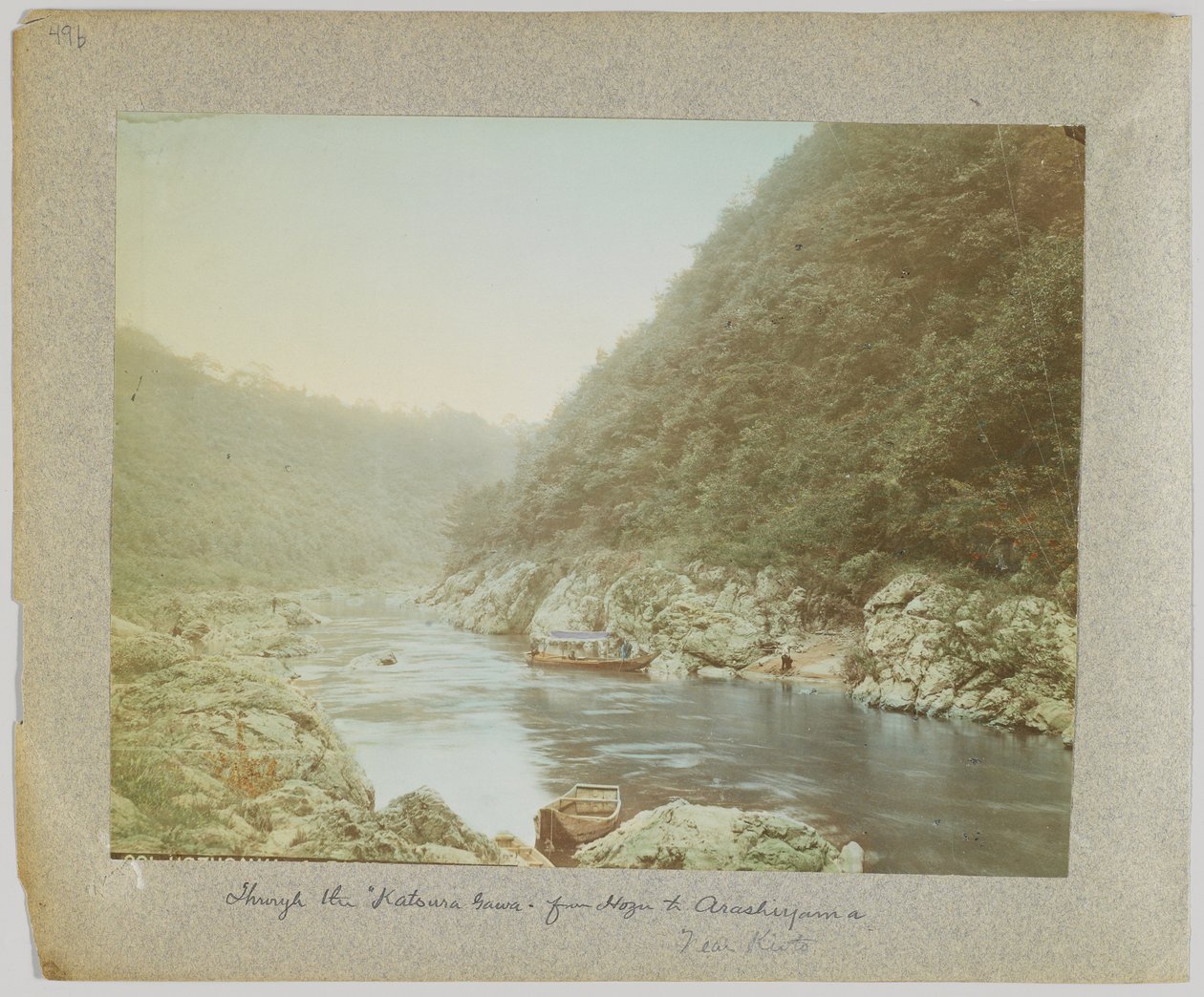 Gennem Katsura-Gawa, fra Hozu til Arashiyama, nær Kyoto, Japan (håndfarvet sort/hvid foto) af Japanese Photographer