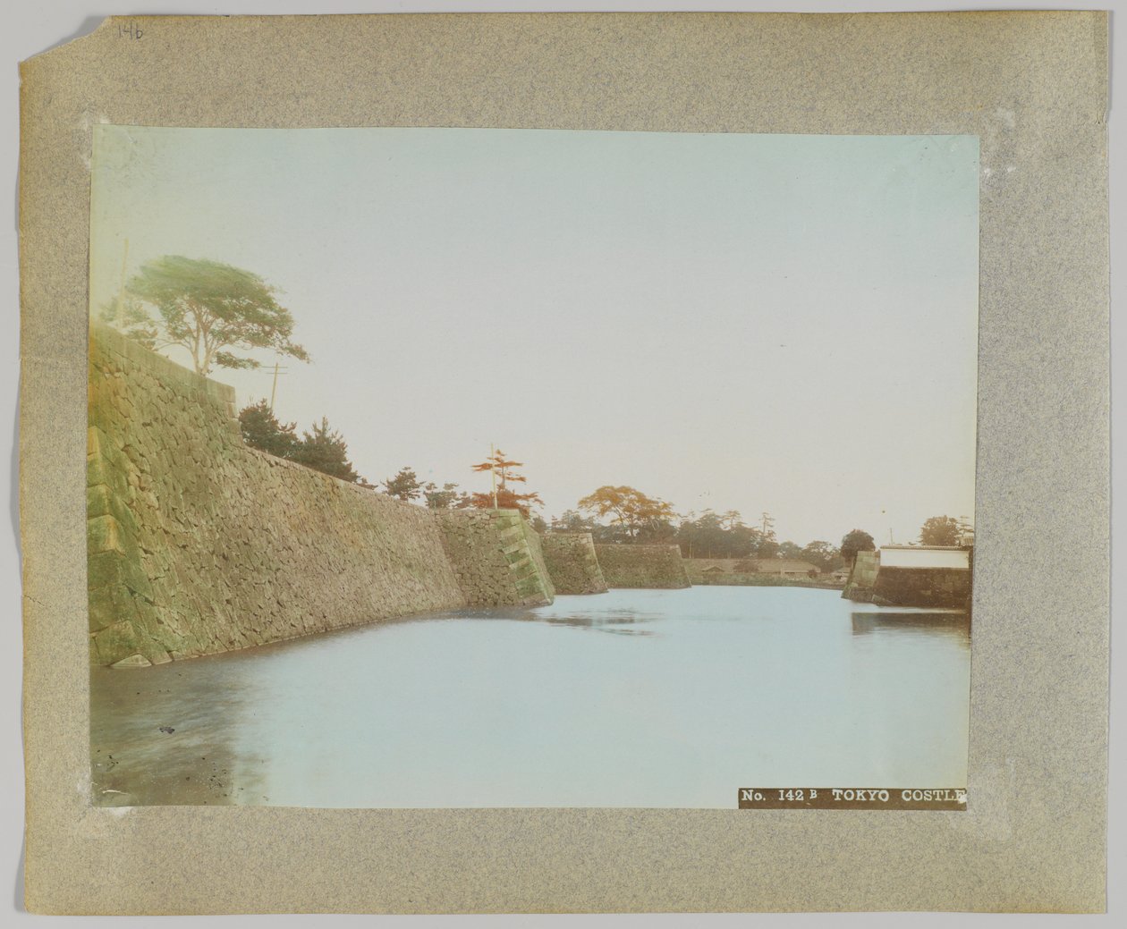Tokyo Castle, Japan (håndfarvet sort/hvid foto) af Japanese Photographer