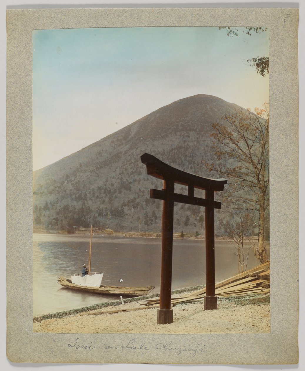 Torii ved Lake Chuzenji, Nikko, Japan (håndfarvet sort/hvid foto) af Japanese Photographer