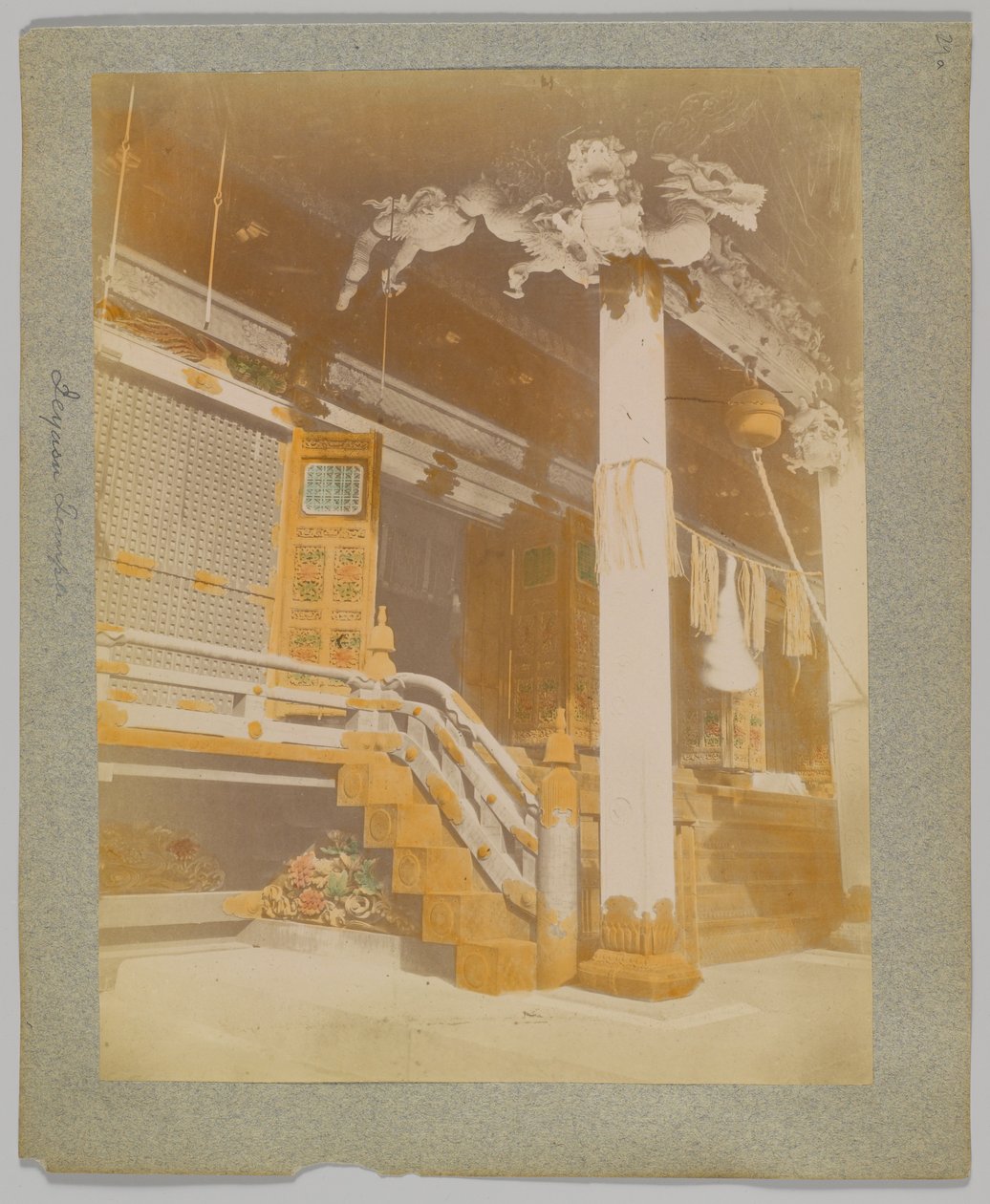 Tōshō-gū, Nikko, Japan (håndfarvet sort/hvid foto) af Japanese Photographer