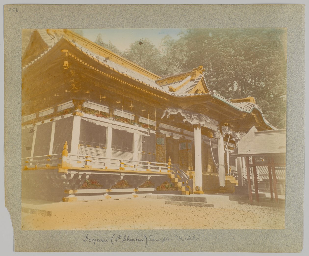 Tōshō-gū, Nikko, Japan (håndfarvet sort/hvid foto) af Japanese Photographer