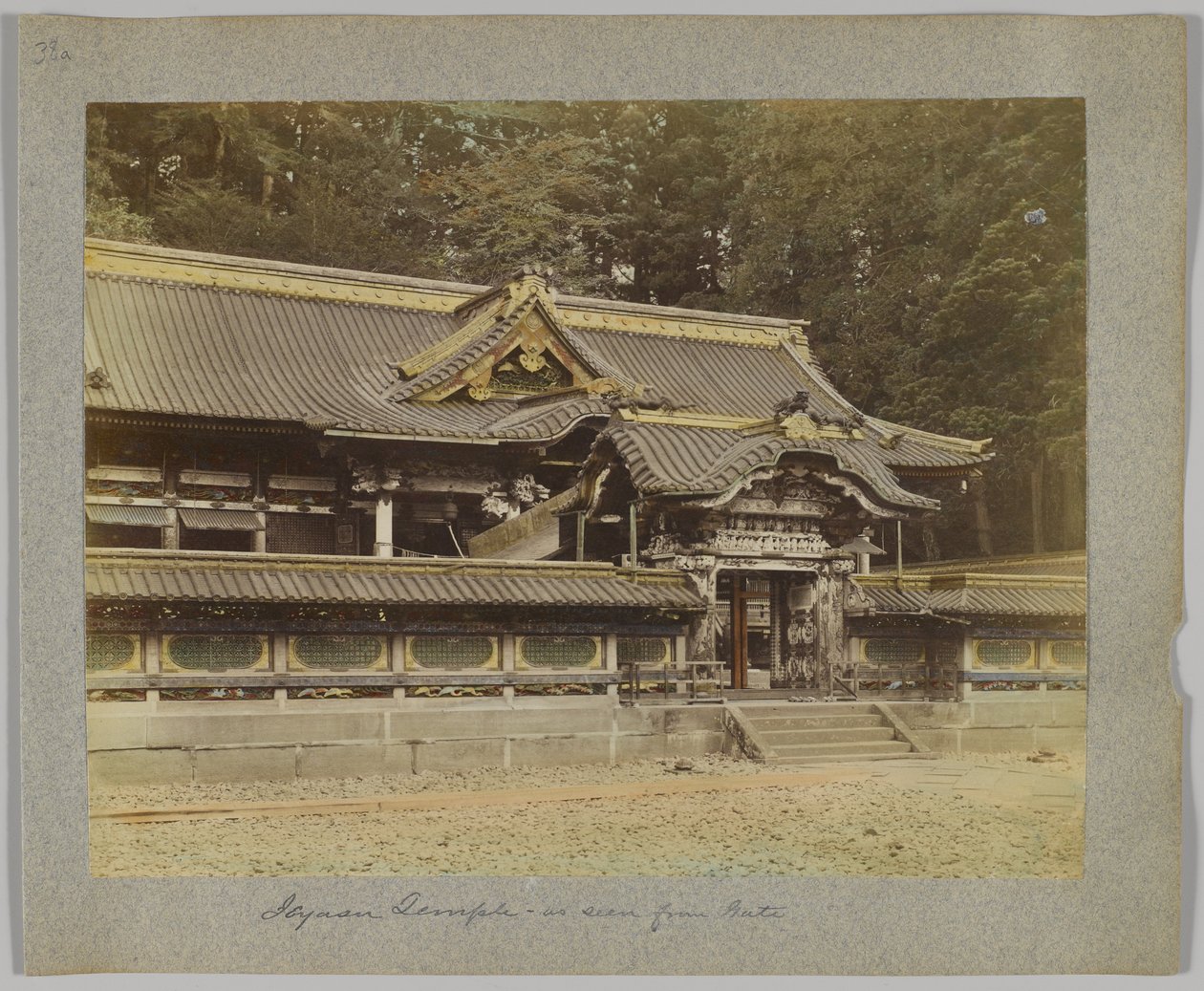Tōshō-gū set fra porten, Nikko, Japan (håndfarvet sort/hvid foto) af Japanese Photographer
