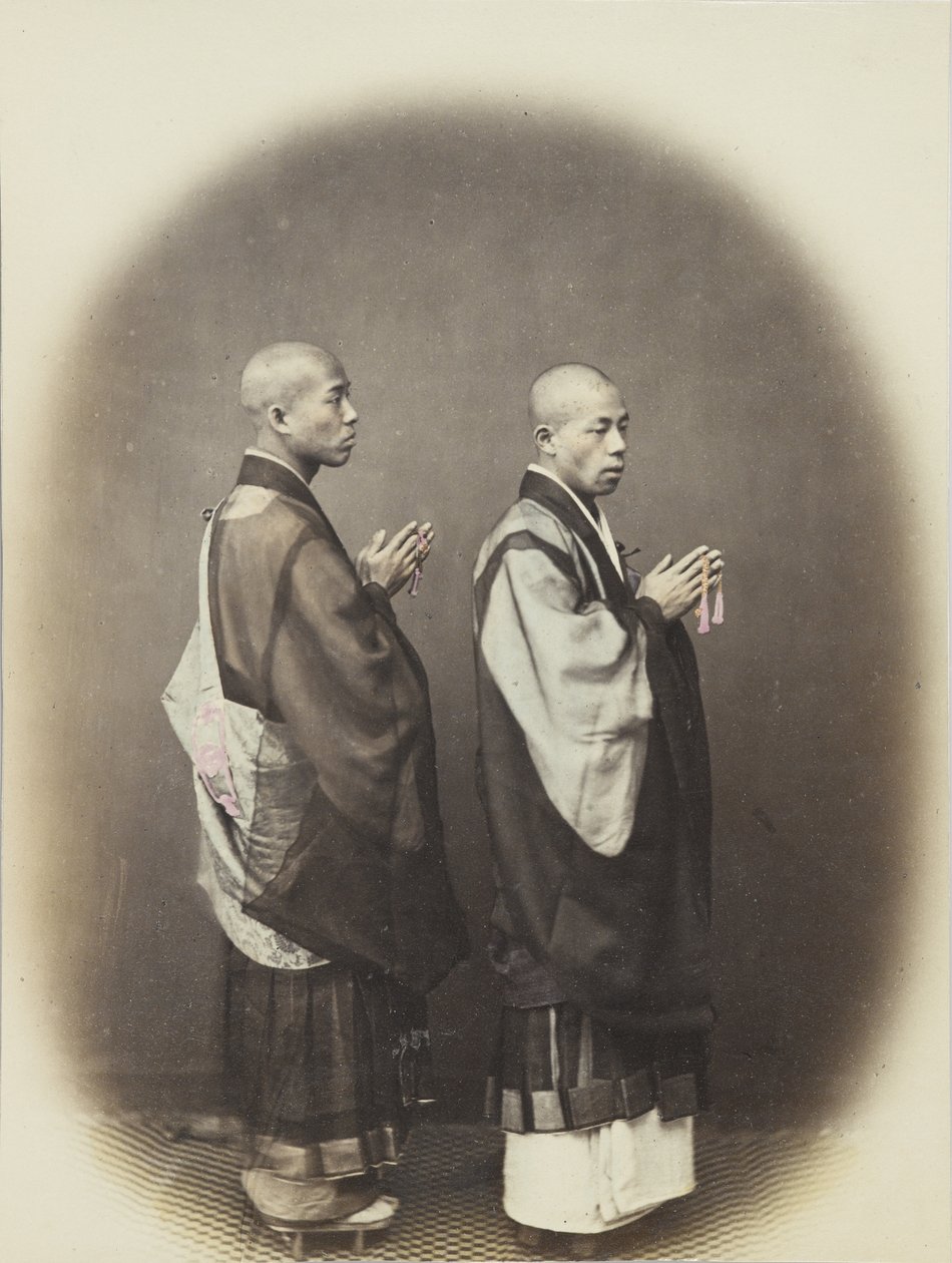 To japanske mænd i traditionel kjole (håndfarvet s/h-billede) af Japanese Photographer