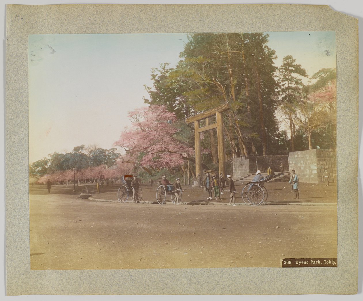 Uyeno Park, Tokyo, Japan (håndfarvet sort/hvid foto) af Japanese Photographer