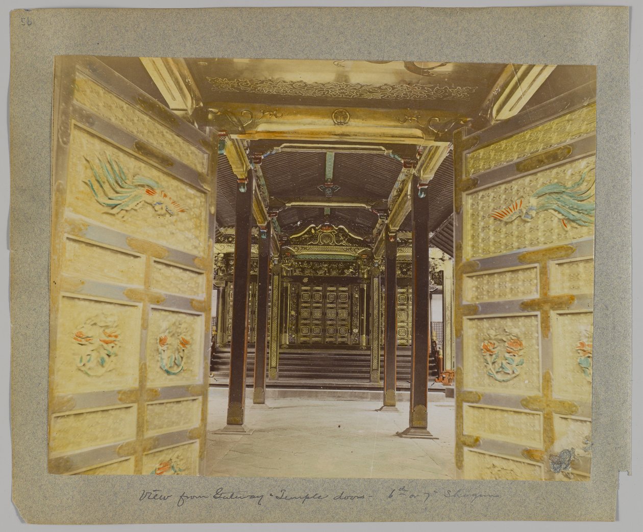 Udsigt fra Gateway to the Doors, Temple of the 6th eller 7th Shogun, Shiba Park, Tokyo, Japan (håndfarvet sort/hvid foto) af Japanese Photographer