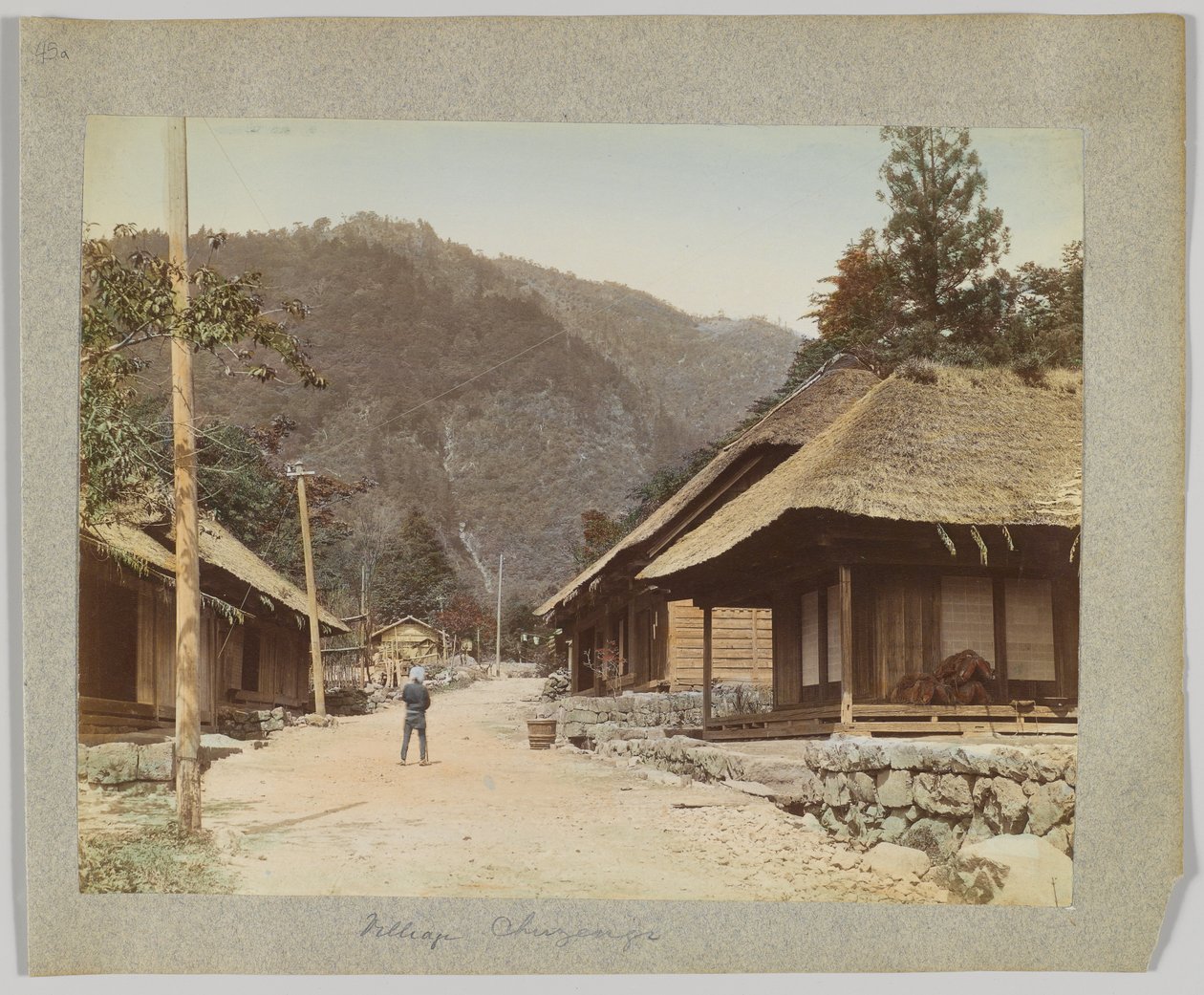 Village of Chuzenji, Nikko, Japan (håndfarvet sort/hvid foto) af Japanese Photographer