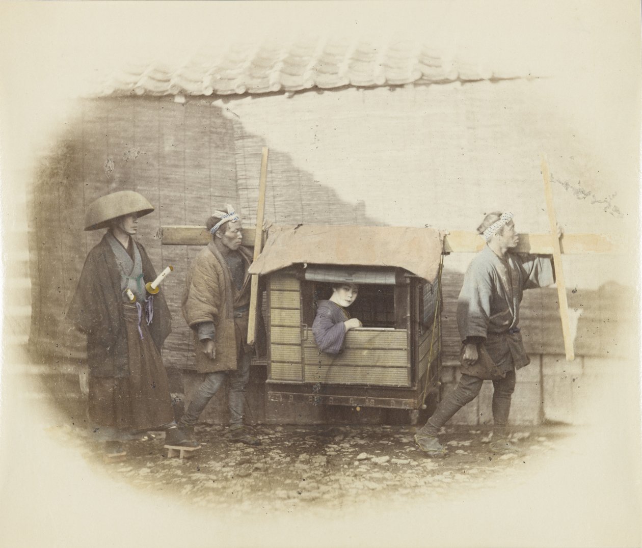 Kvinde båret i en norimono (håndfarvet sort/hvid foto) af Japanese Photographer