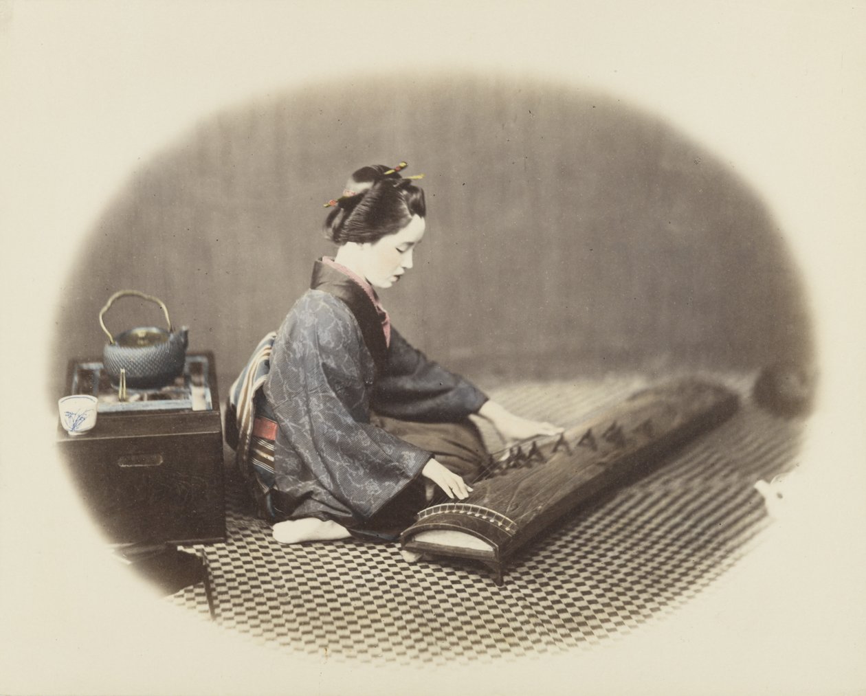 Kvinde spiller en koto (håndfarvet sort/hvid foto) af Japanese Photographer