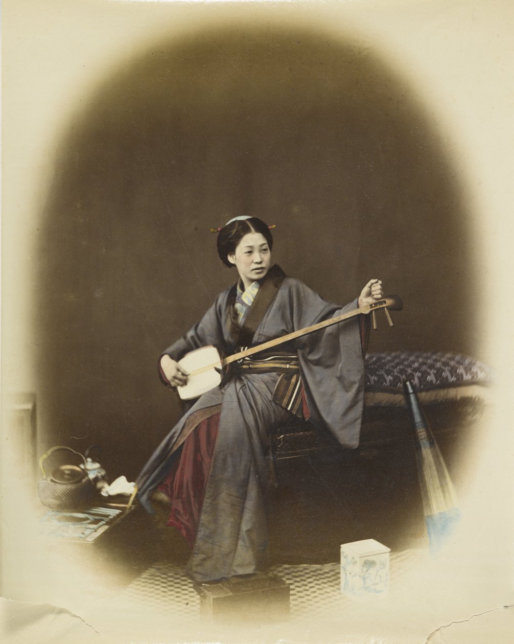 Kvinde spiller shamisen (håndfarvet sort/hvid foto) af Japanese Photographer