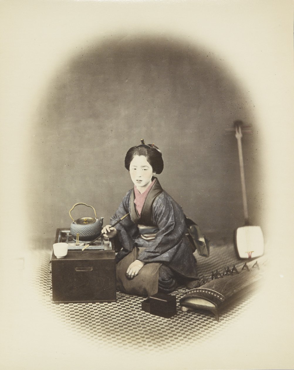 Kvinde med koto og shamisen (håndfarvet sort/hvid foto) af Japanese Photographer