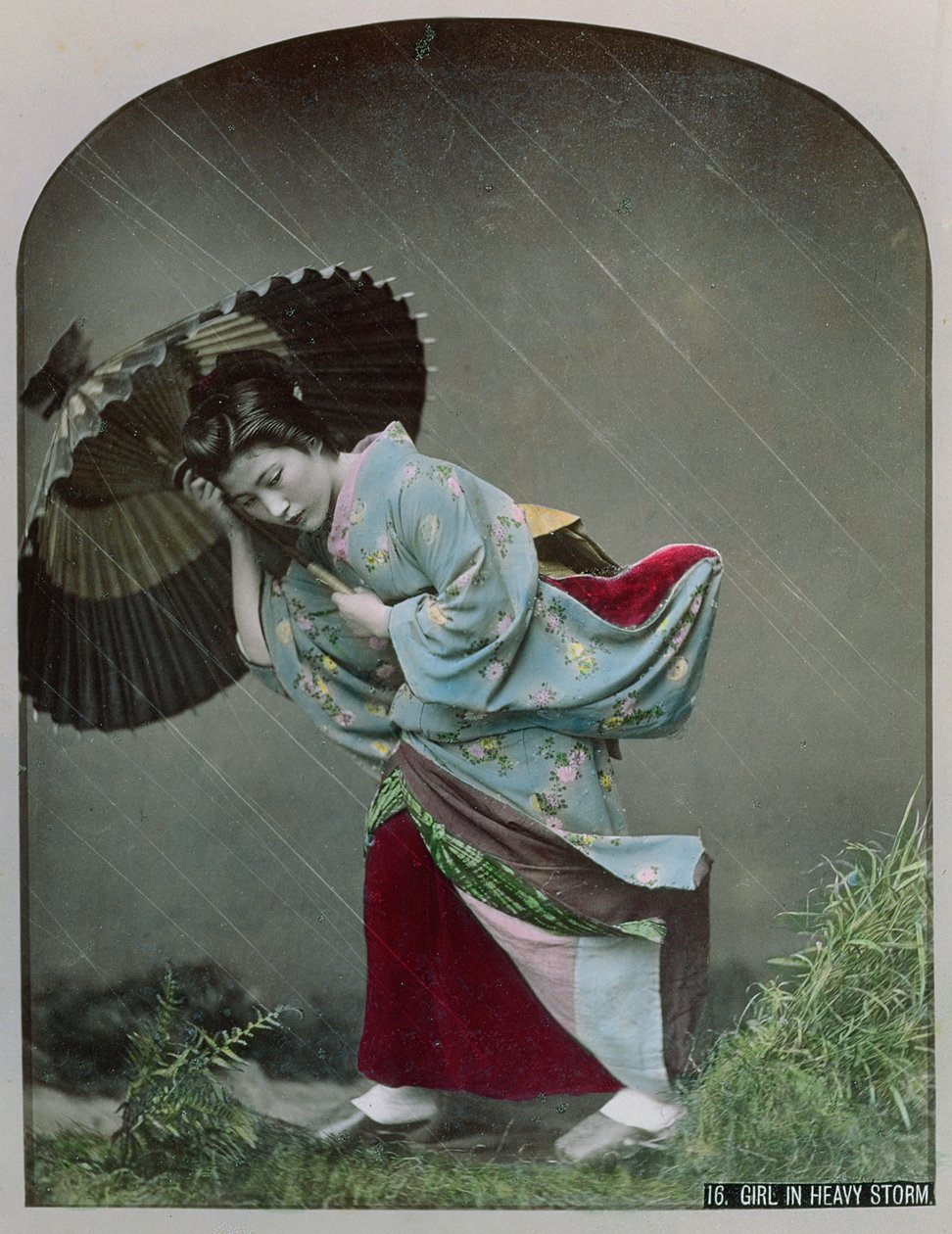 Ung japansk pige i regnen, ca. 1900 (håndfarvet foto) af Japanese Photographer