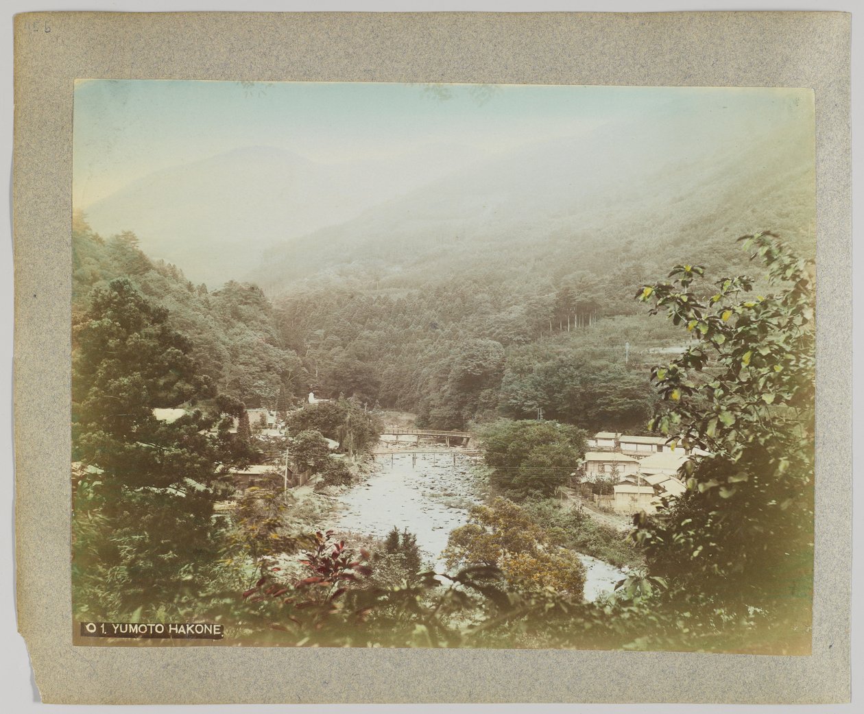 Yumoto Hakone, Kanagawa-præfekturet (håndfarvet s/h-billede) af Japanese Photographer