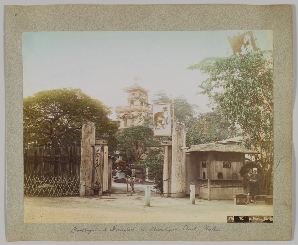 Zoologisk have i Asakusa Park, Tokyo, Japan (håndfarvet sort/hvid foto) af Japanese Photographer