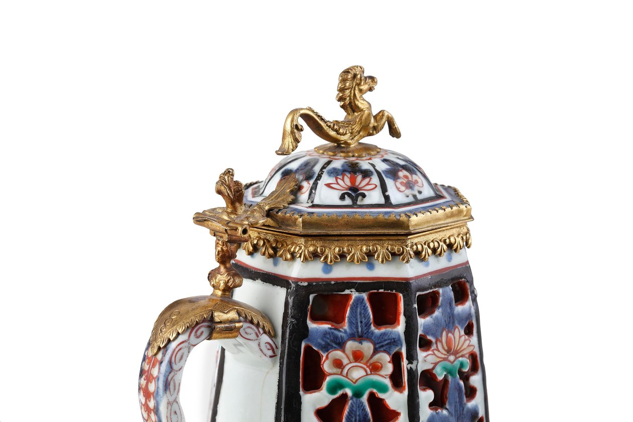 En sjælden, elegant monteret Imari kaffekande og låg (keramik) af Japanese School