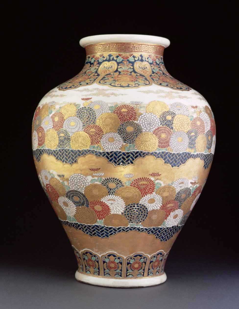 En Satsuma vase malet med krysantemum, slutningen af det 19. århundrede (lertøj med emalje) af Japanese School