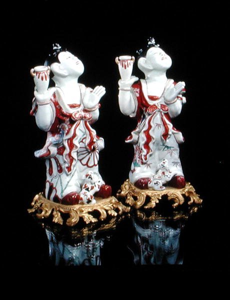 Et par Imari-figurer af kinesiske drenge (karako) monteret på europæiske ormolu-baser, ca. 1700 (porcelæn og ormolu) af Japanese School