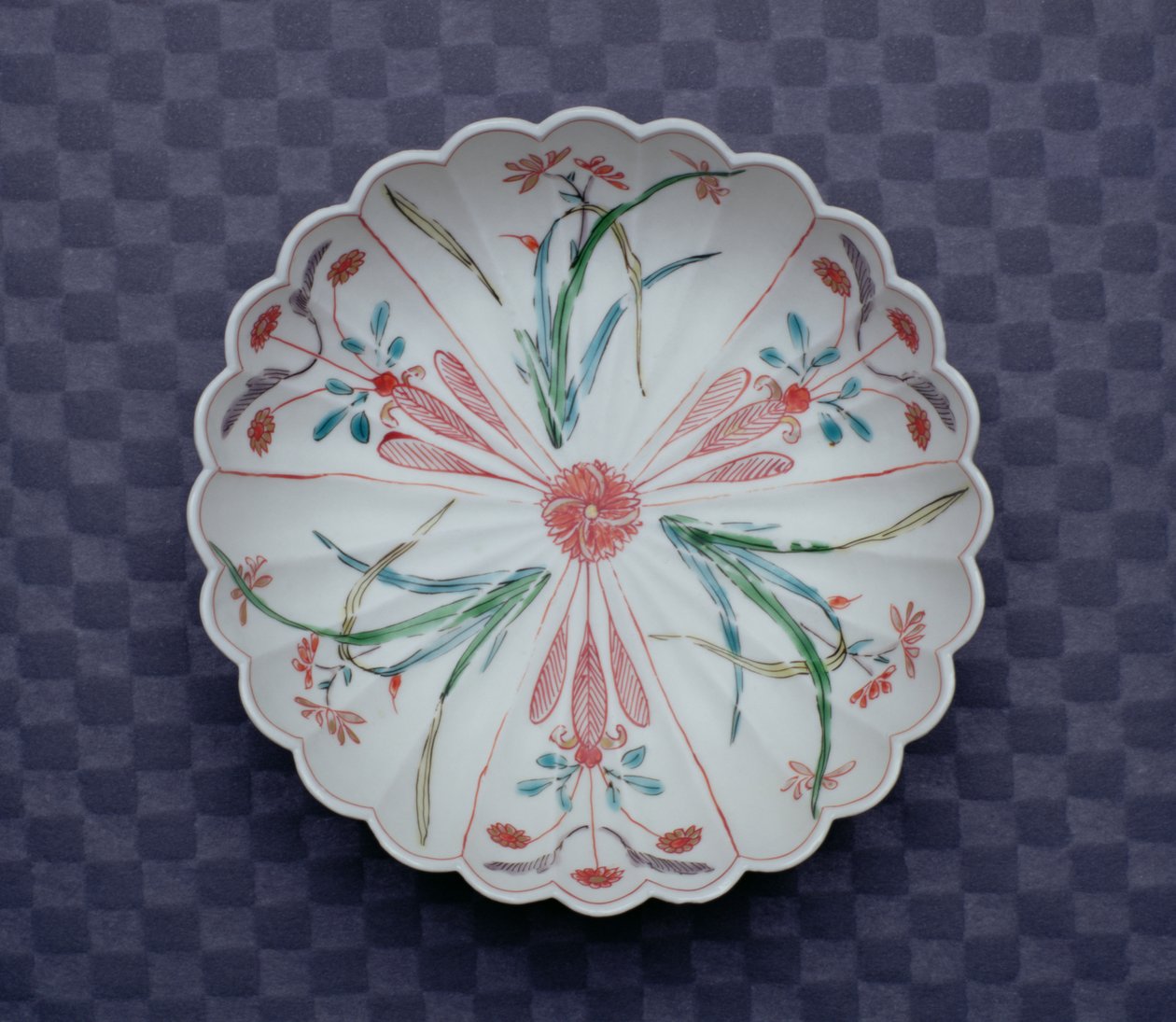 Arita krysantemumformet skål, slutningen af det 17. århundrede (emaljeret porcelæn) af Japanese School
