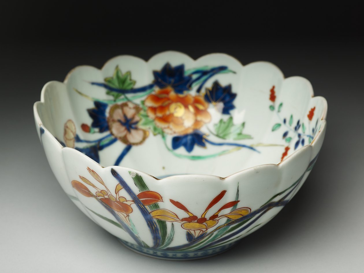 Skål med riflede sider og bølget kant, ko-Imari ware, ca. 1770-20 (lertøj med blå underglasur og overglasur emalje) af Japanese School