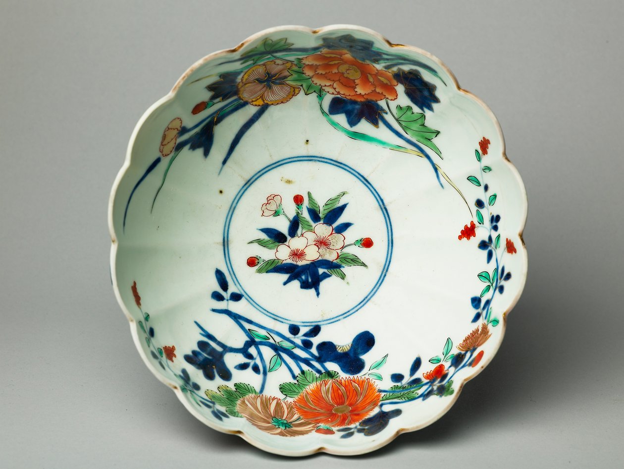 Skål med riflede sider og bølget kant, ko-Imari ware, ca. 1770-20 (lertøj med blå underglasur og overglasur emalje) (se også 117721) af Japanese School