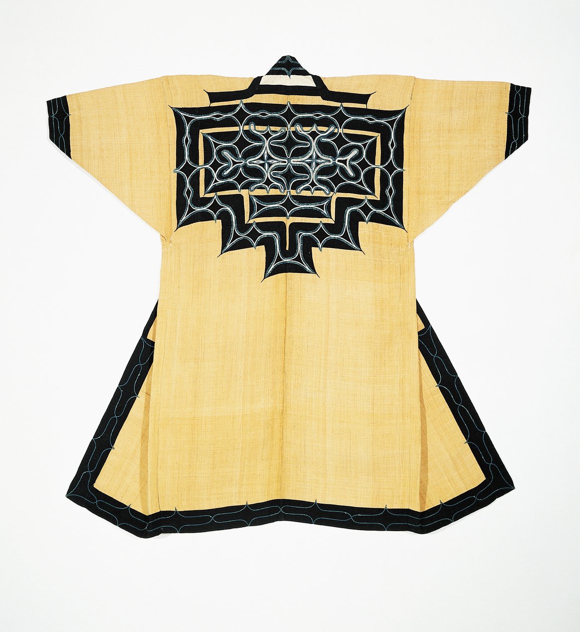 Ceremoniel kappe (attush) af Ainu-befolkningen med traditionelle Ainu-motiver, kædestingsbroderi, elmebark, uld og bomuld af Japanese School