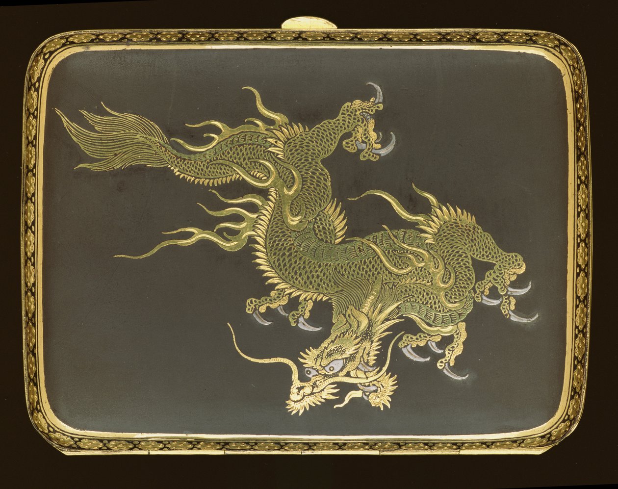Cigaretkasse dekoreret med en drage, lavet i en Komai Factory, c.1900 (Silver Gilt & Niello) af Japanese School