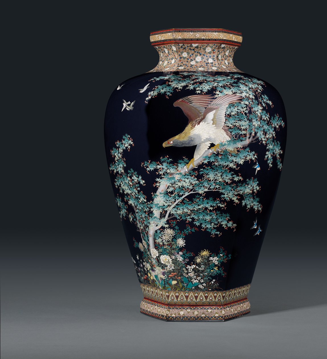 Cloisonne-vase, mærke fra Hayashi Chuzo-værkstedet, Meiji-perioden, slutningen af det 19. århundrede af Japanese School