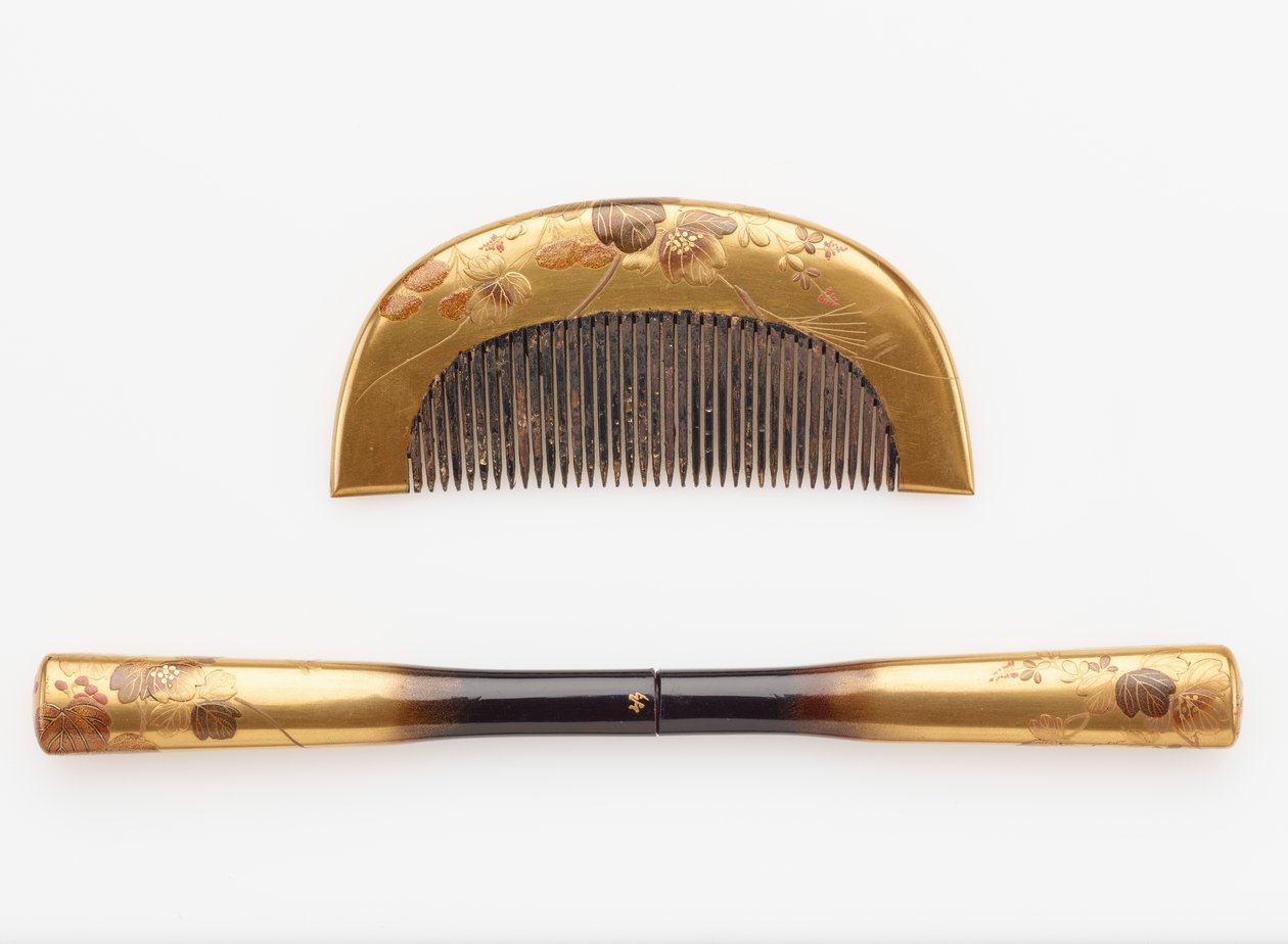 Kam og hårnål, slutningen af det 19.-begyndelsen af det 20. århundrede (horn og træ med lak og guld) af Japanese School