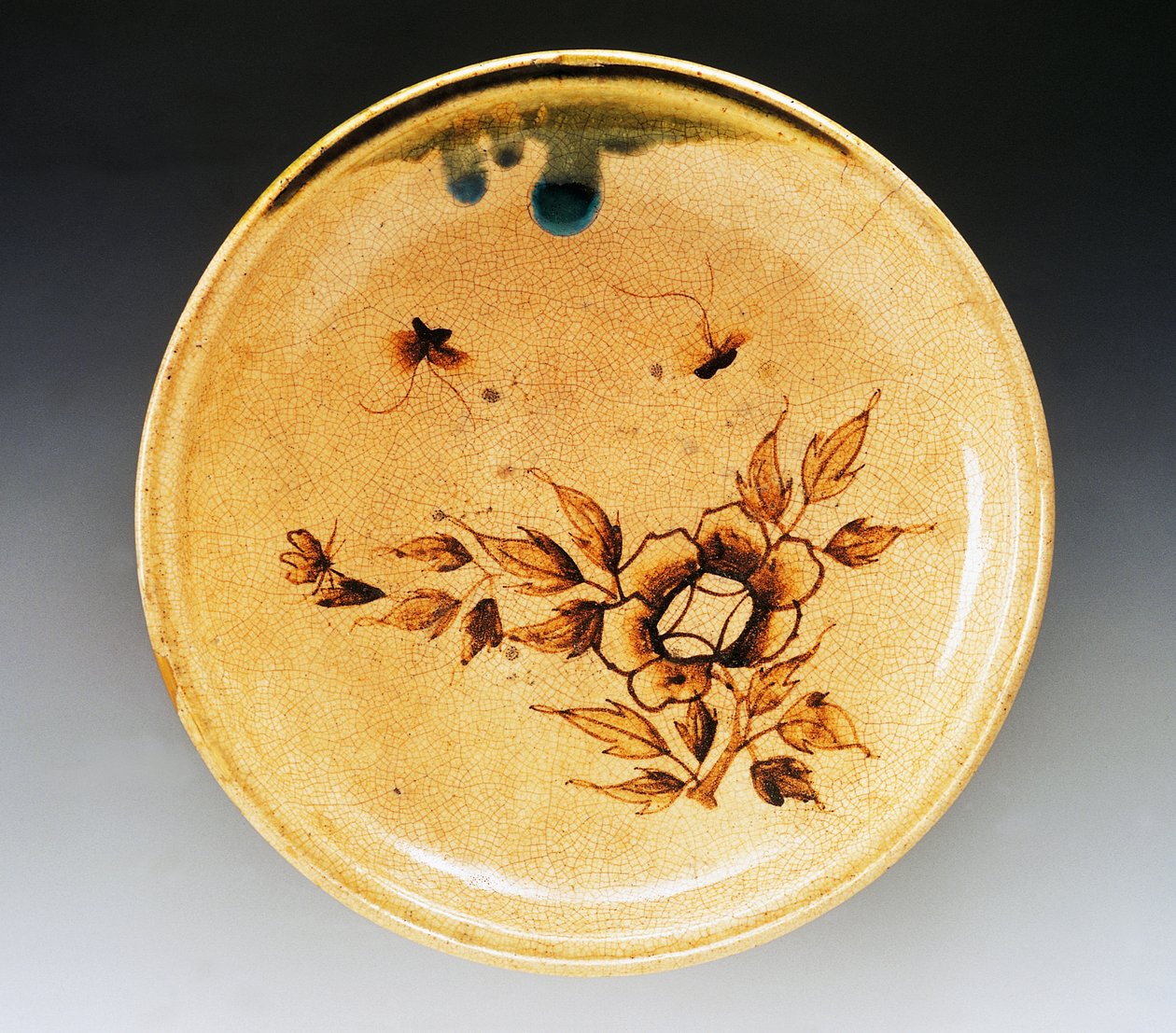 Dekoreret emaljeret stentøjsbakke dekoreret med to sommerfugle og pæon, slutningen af 1700-tallet-begyndelsen af 1800-tallet, Seto-fremstilling, diameter 34 cm, japansk civilisation, Edo-perioden af Japanese School