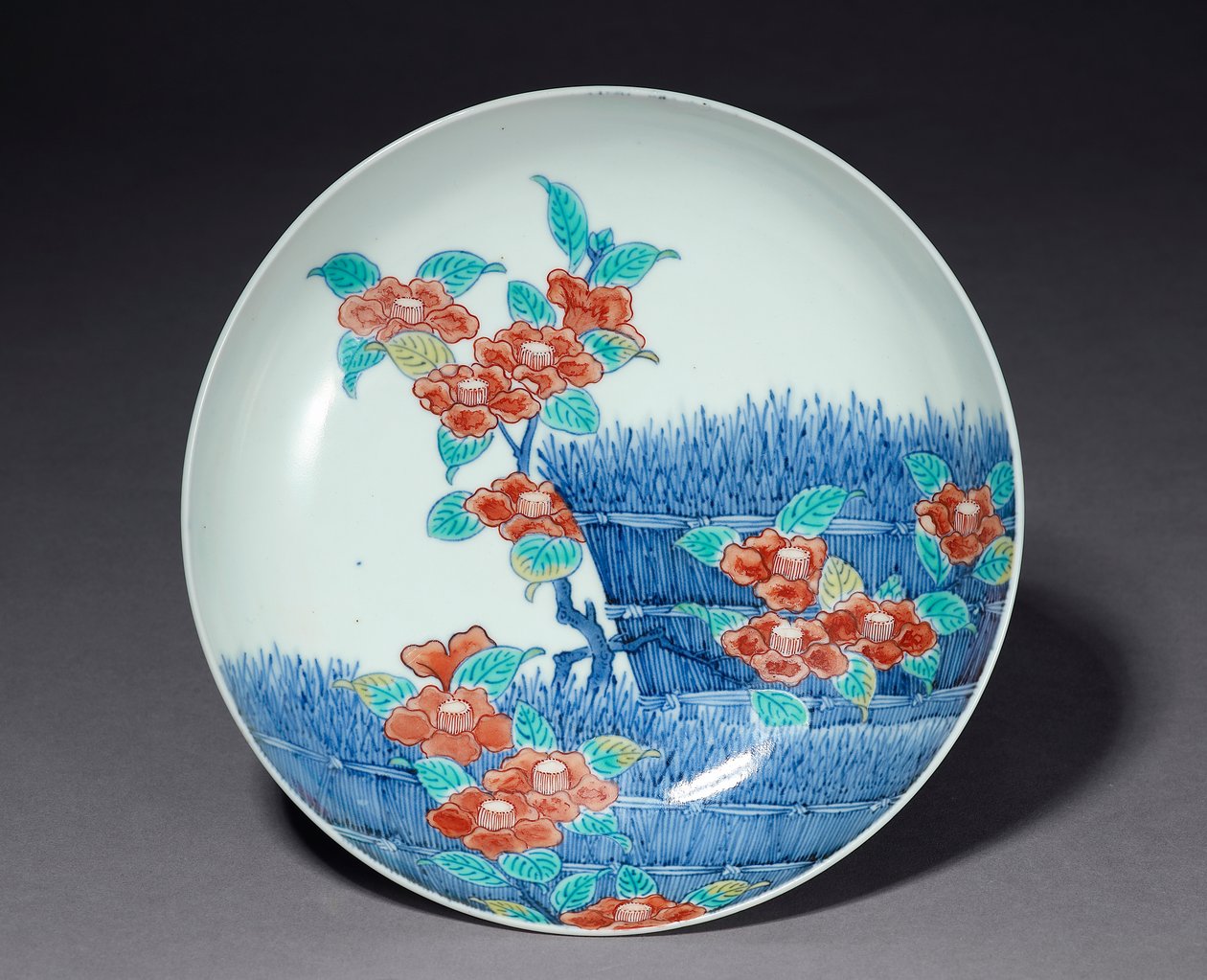 Fad, tidligt 1700-tal (porcelæn med underglasur blå & overglasur emalje) af Japanese School