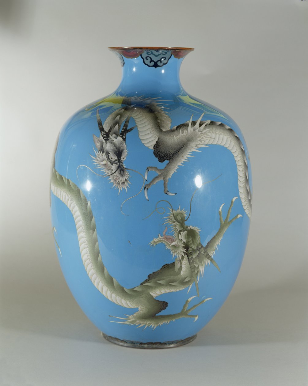 Emaljeret vase dekoreret med et par drager, japansk af Japanese School