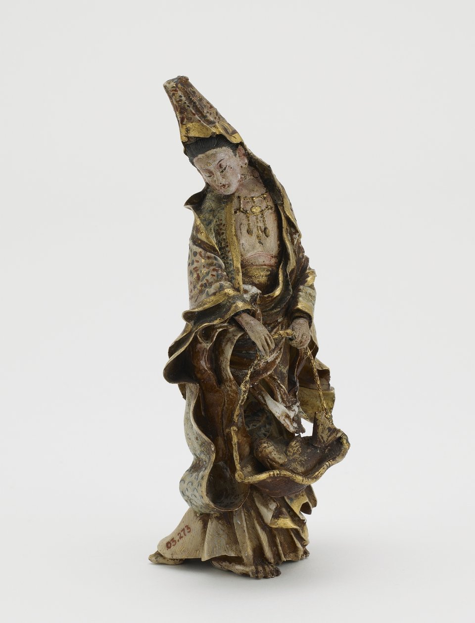 Figur af Kannon, der holder en fisk i en kurv, Meiji-æra (keramik) af Japanese School